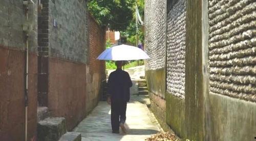 吃瓜群众回到家里,吃瓜群众回家后的八卦盛宴