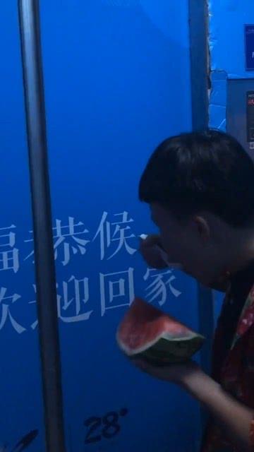 当模特遇上吃瓜群众,模特与吃瓜群众的趣味碰撞