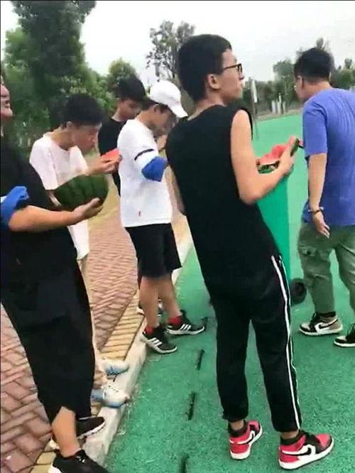 外国吃瓜群众被打,外国吃瓜群众遭遇暴力事件引发关注