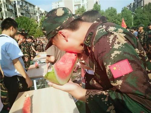 一群幸福的吃瓜群众们英语,Joyful Gawkers Gather: Celebrating the Happiness of Onlookers