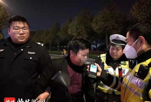 交警对吃瓜群众的反应,既喜又忧,如何平衡执法与民意?