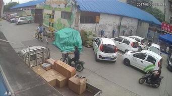 交警对吃瓜群众的反应,既喜又忧,如何平衡执法与民意?