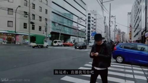 街头满满的吃瓜群众男子