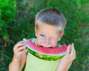 吃瓜群众微笑戴口罩流汗,吃瓜群众的汗水故事